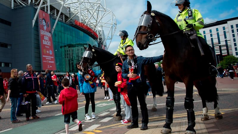 La police monte la garde près d'Old Trafford à Manchester