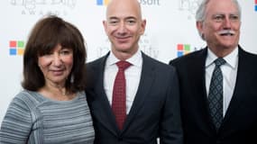 Jeff Bezos en compagnie de ses parents. 