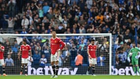 L'attaquant portugais de Manchester United, Cristiano Ronaldo (C), et ses coéquipiers réagissent à un nouveau but de Brighton lors du match de football de Premier League anglaise entre Brighton and Hove Albion et Manchester United au stade communautaire American Express de Brighton, dans le sud de l'Angleterre, le 7 mai 2022.
