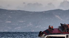Un bateau de migrants, au large de l'île grecque de Lesbos, le 30 octobre 2015 