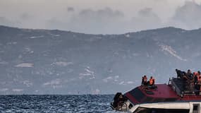 Un bateau de migrants, au large de l'île grecque de Lesbos, le 30 octobre 2015 