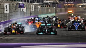 Max Verstappen et Lewis Hamilton au restart du GP d'Arabie Saoudite