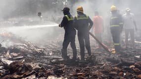 Des pompiers sur le site où l'avion 171 d'Air India s'est écrasé dans une zone résidentielle près de l'aéroport d'Ahmedabad, le 12 juin 2025.