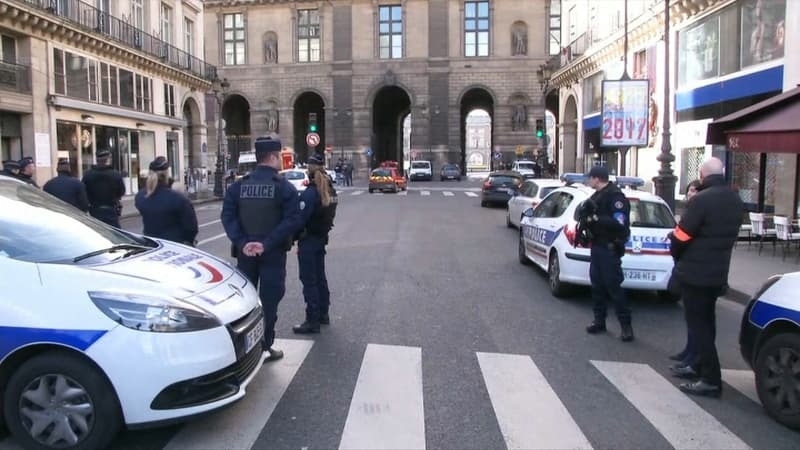 Des policiers près du musée du Louvre, vendredi 3 février.