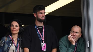 Théo Zidane entre ses parents, Véronique et Zinédine Zidane le 29 mai 2022 au Grand Prix de Monaco 