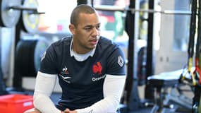 Le centre Gaël Fickou, lors d'une pause pendant une séance de musculation, le 29 janvier 2022 à Aubagen, lors de la préparation du match du XV de France contre l'Italie 