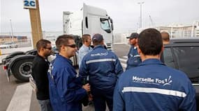 Agent du port de Marseille en grève en raison d'un mouvement national contre la réforme portuaire. L'Etat a pris un arrêté autorisant la circulation des poids-lourds de plus de 7,5 tonnes dimanche pour empêcher toute pénurie de carburant dans les stations