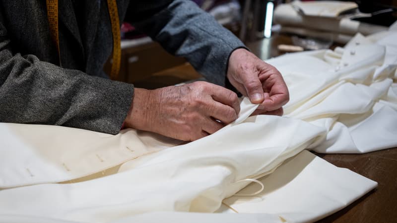 Qui habillera le futur pape? La bataille des soutanes entre deux tailleurs du Vatican