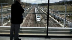 La police s'interroge sur les motivations d'une jeune personne qui, allongée sur une voie ferrée des Yvelines, a attendu que le train passe au-dessus de sa tête avant de s'éloigner, indemne