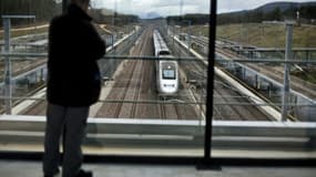 La police s'interroge sur les motivations d'une jeune personne qui, allongée sur une voie ferrée des Yvelines, a attendu que le train passe au-dessus de sa tête avant de s'éloigner, indemne