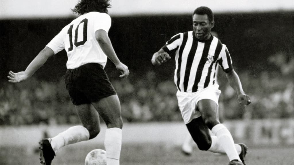 Pelé avec Santos en 1974 Pelé avec Santos en 1974