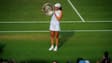Iga Swiatek avec le trophée de Wimbledon, le 12 juillet 2025