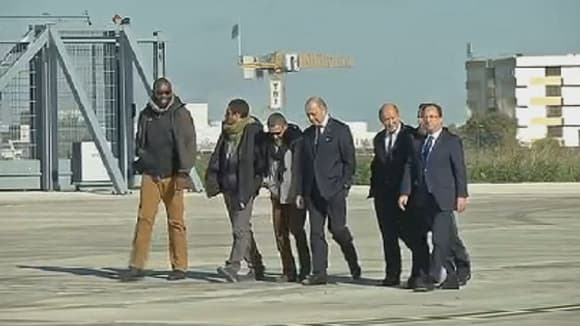 Les quatre ex-otages sur le tarmac de Villacoublay avec François Hollande, Laurent Fabius et Jean-Yves Le Drian.