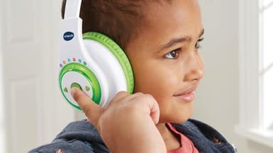 Le casque audio VTech KidiPods Max propose plus de trois heures de contenus audio destinés aux enfants à partir de trois ans. 