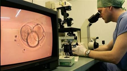 Les enfants issus d'un don de sperme ou d'ovocyte pourront connaître l'identité du donneur si celui-ci y consent, selon un projet de loi présenté mercredi en conseil des ministres. /Photo d'archives/REUTERS