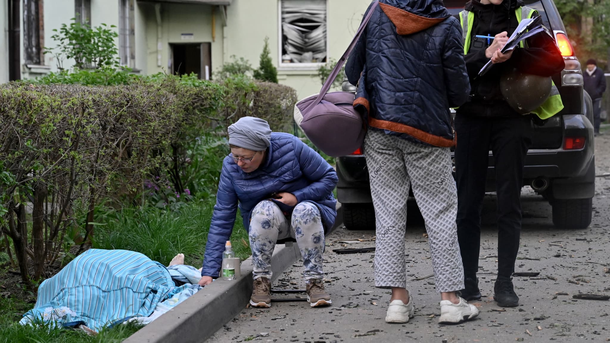 Un habitant réagit à côté du corps d'une victime sur le site d'une attaque de missiles russes à Kiev (Ukraine), le 24 avril 2025, dans le cadre de l'invasion russe de l'Ukraine. Un habitant réagit à côté du corps d'une victime sur le site d'une attaque de missiles russes à Kiev (Ukraine), le 24 avril 2025, dans le cadre de l'invasion russe de l'Ukraine.