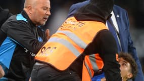 Jorge Sampaoli vient en aide à un supporter arrêté par le service d'ordre