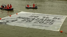 REPORTAGE - Opération anti-nucléaire de Greenpeace devant l'Assemblée nationale