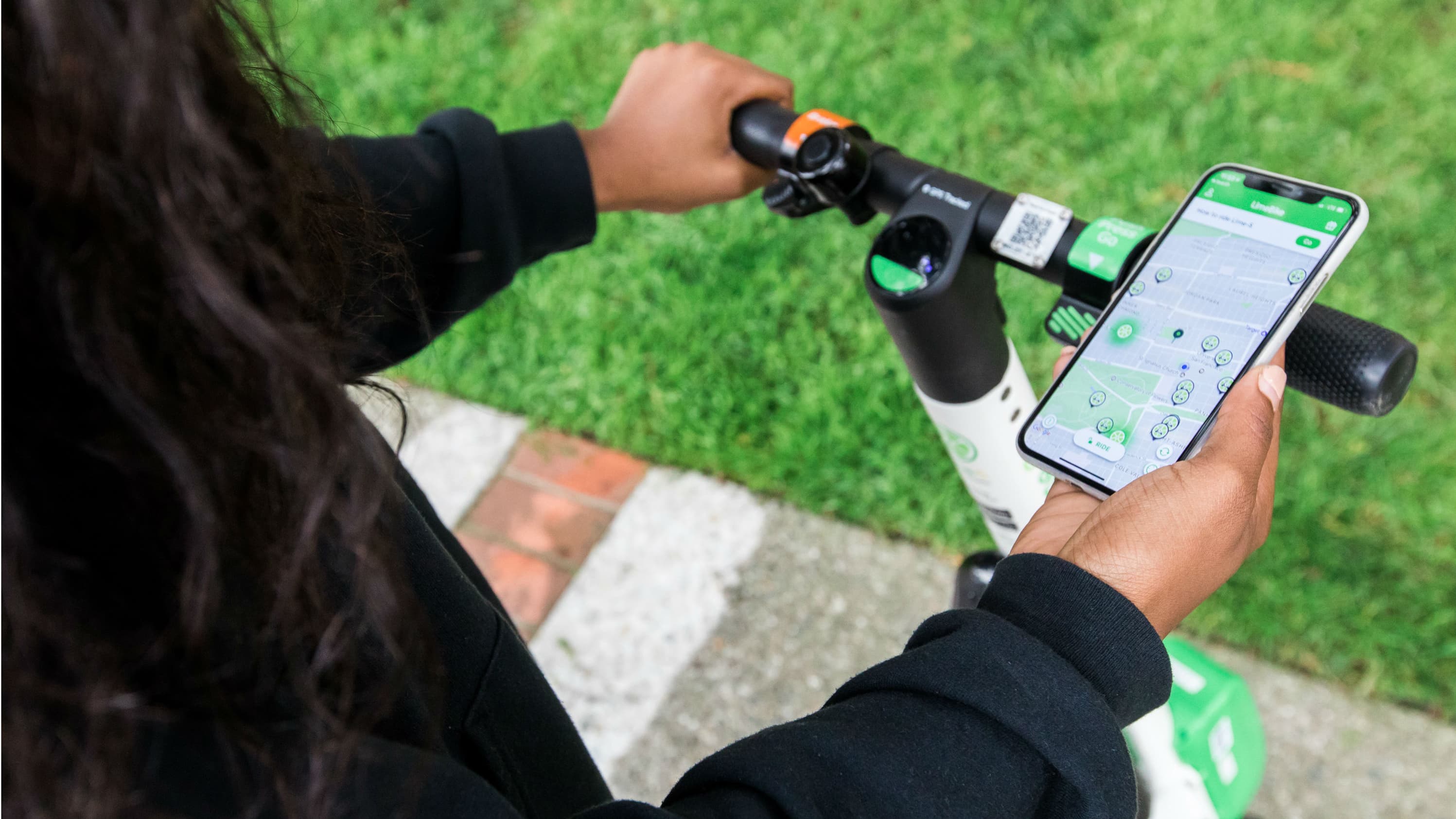 Les trottinettes sont débloquées avec une application mobile. Les trottinettes sont débloquées avec une application mobile.