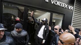 Maître Gims devant un magasin vendant sa griffe de vêtements