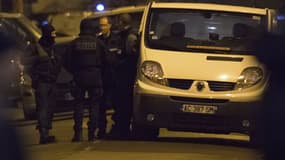 Les forces de l'ordre lors de la perquisition menée, dans la nuit de jeudi à vendredi, à Argenteuil. 