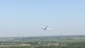 Un canadair s'attelle à l'extinction d'un incendie dans la région de Nîmes