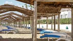 Des transats sur une plage déserte à Hammamet, en Tunisie le 7 octobre 2021