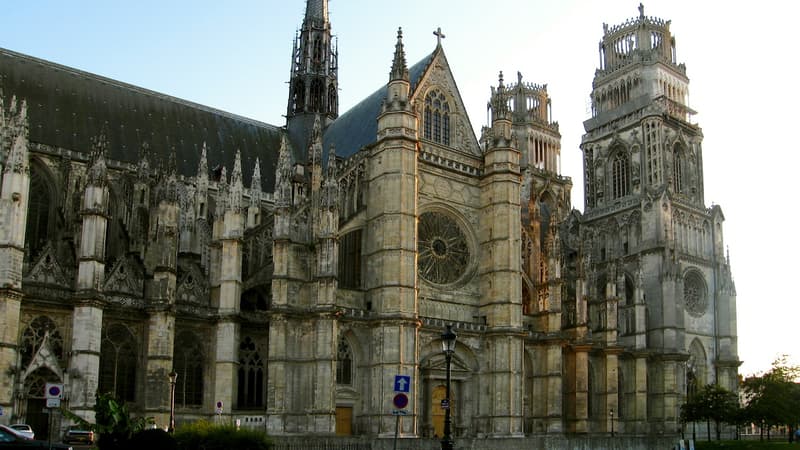 Le recteur de la cathédrale d'Orléans quitte les ordres après avoir trouvé l'amour