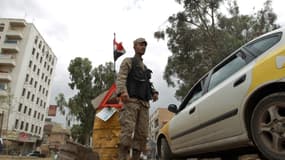 Un soldat yéménite à l'entrée de la capitale, le 3 août dernier.