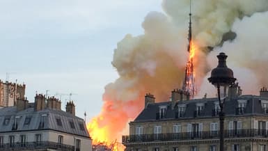 La flèche de Notre-Dame en feu