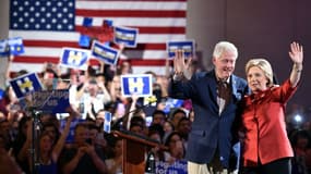 La candidate démocrate à la Maison Blanche Hillary Clinton et son mari Bill Clinton devant une foule enthousiaste après avoir remporté le caucus démocrate du Nevada, le 20 février 2016.