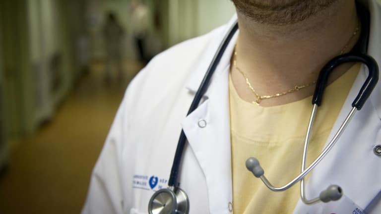 UN ANESTHÉSISTE JUGÉ EN MAI 2026 POUR DES VIOLS ET UNE AGRESSION SEXUELLE LORS DE CONSULTATIONS EN NORMANDIE