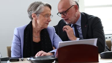 Élisabeth Borne et Édouard Philippe le 21 mars 2023 à Paris.