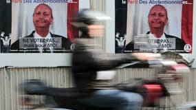 Des affiches du très humoristique "parti des abstentionnistes" ornent les murs de Paris. 