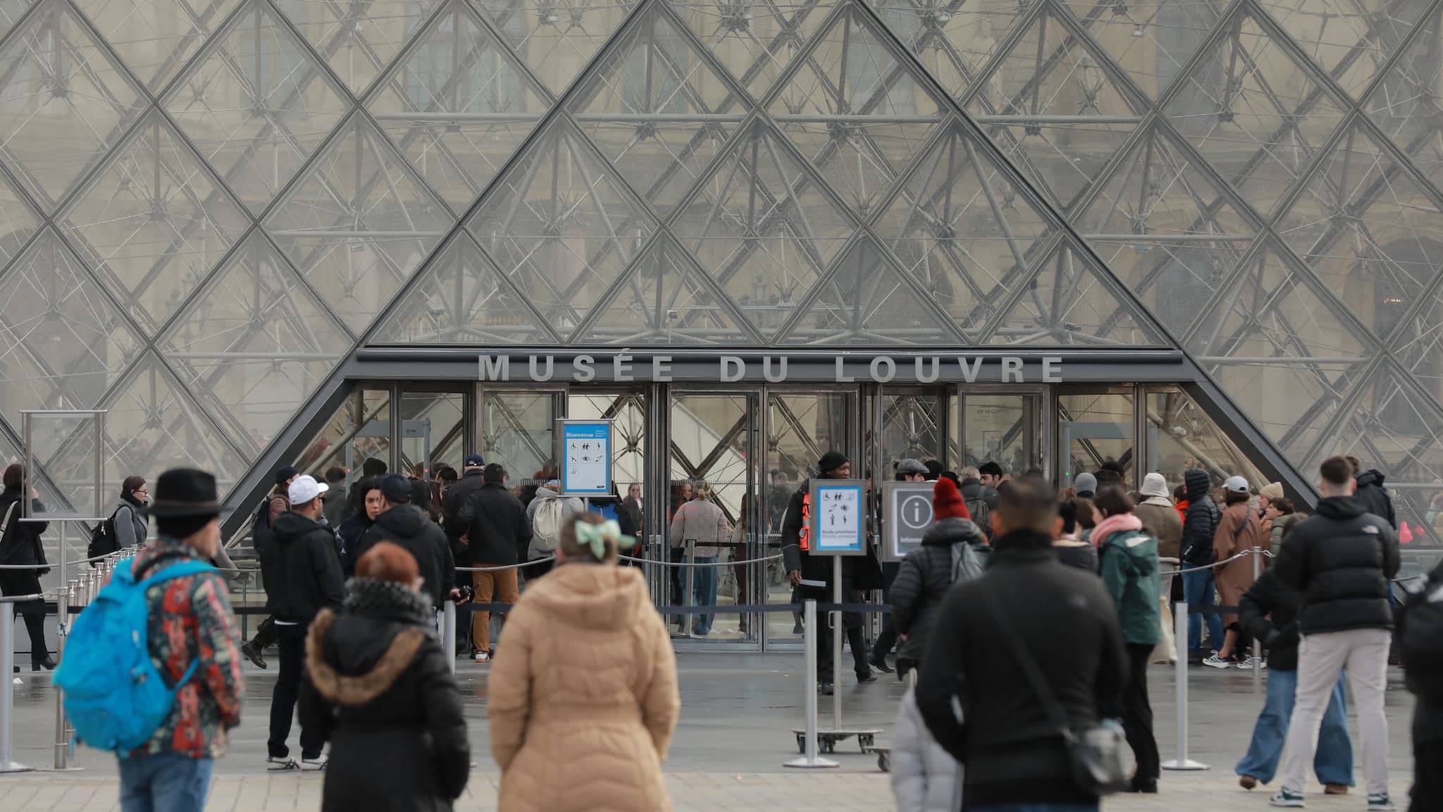 "Le risque zéro n'existe pas": après le vol rocambolesque au Louvre, la sécurité des musées français en question