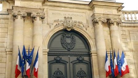 Une circulaire envoyée par le Premier ministre François Fillon établit de nouvelles règles pour réduire la taille des cabinets ministériels. /Photo d'archives/REUTERS/Charles Platiau