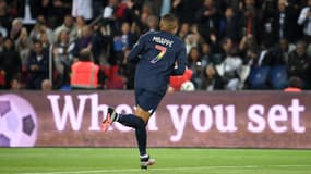 Kylian Mbappé avec le flocage arc-en-ciel pour la lutte contre l'homophobie lors de PSG-Ajaccio (5-0), le 13 mai 2023