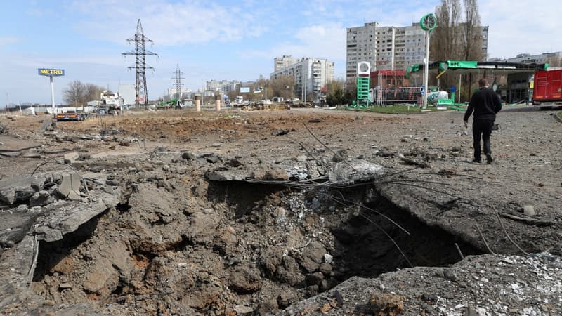 Un cratère après des frappes russes à Kharkiv, en Ukraine, le 6 avril 2024