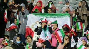 Des supportrices iraniennes assistent au match entre l'Iran et Irak, le 27 janvier 2022 à Téhéran