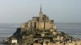 Le dispositif de navettes permettant depuis avril 2012 de rejoindre le Mont Saint-Michel devrait être modifié pour se rapprocher des parkings accueillant les visiteurs. Ce dispositif est critiqué car il oblige les visiteurs à parcourir 900 mètres à pied p