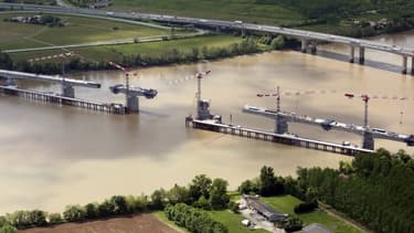 L'association accuse les filiales de Bouygues et Vinci d'atteintes environnementales.