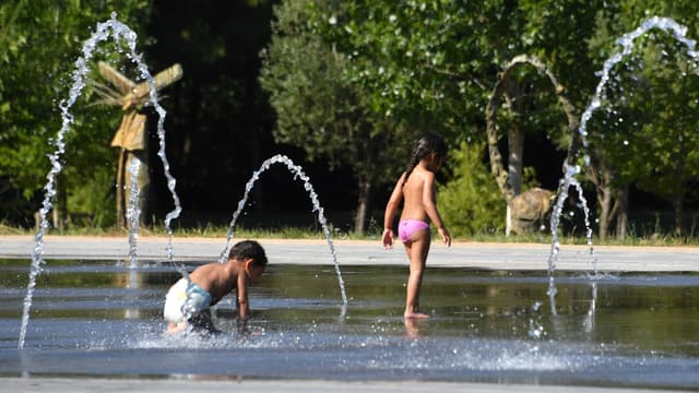 Des enfants se rafraîchissent à Montpellier, le 16 juin 2017.