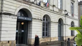 Dans la Sarthe, François Fillon "très efficace", mais "n’aime pas aller au contact"