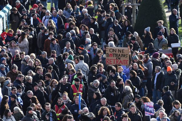 Des dizaines de milliers de personnes sont rassemblées sur la place d'Italie, à Paris.