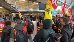 Plus d'une centaine de syndicalistes de la CGT ont envahi la gare La Part-Dieu à Lyon mardi 14 mars.