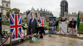 Des fleurs, des messages et des photos du député David Amess, mortellement poignardé, le 18 octobre 2021 à Londres