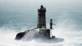 Vue du phare de La Vieille à la Pointe du Raz (illustration)