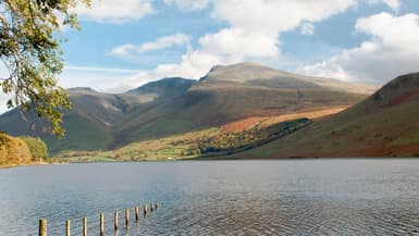 Le lac Wastwater avec le Scafell Pike en Angleterre
