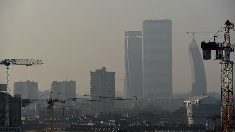 La pollution visible au-dessus de Milan (Lombardie).