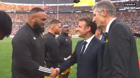 Uini Atonio et Emmanuel Macron avant la finale de Top 14 le 17/06/2023